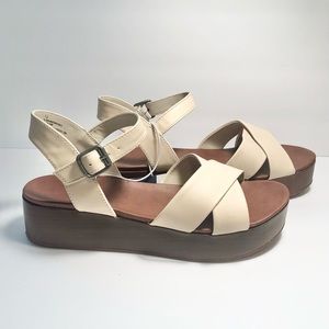 NWT Universal Threads Platform Sandals size 7.5